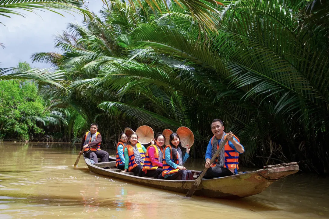 Scenic sampan boat ride