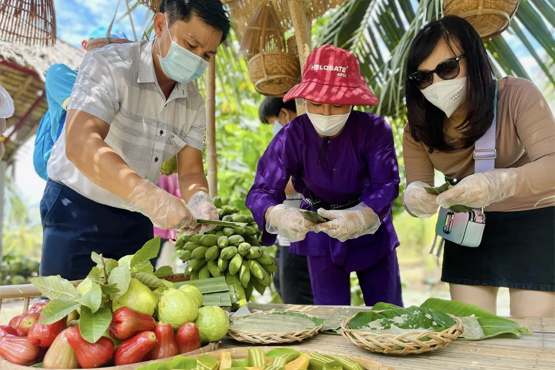 Tourists can experience cooking classes and try their hand at making guava salad.
