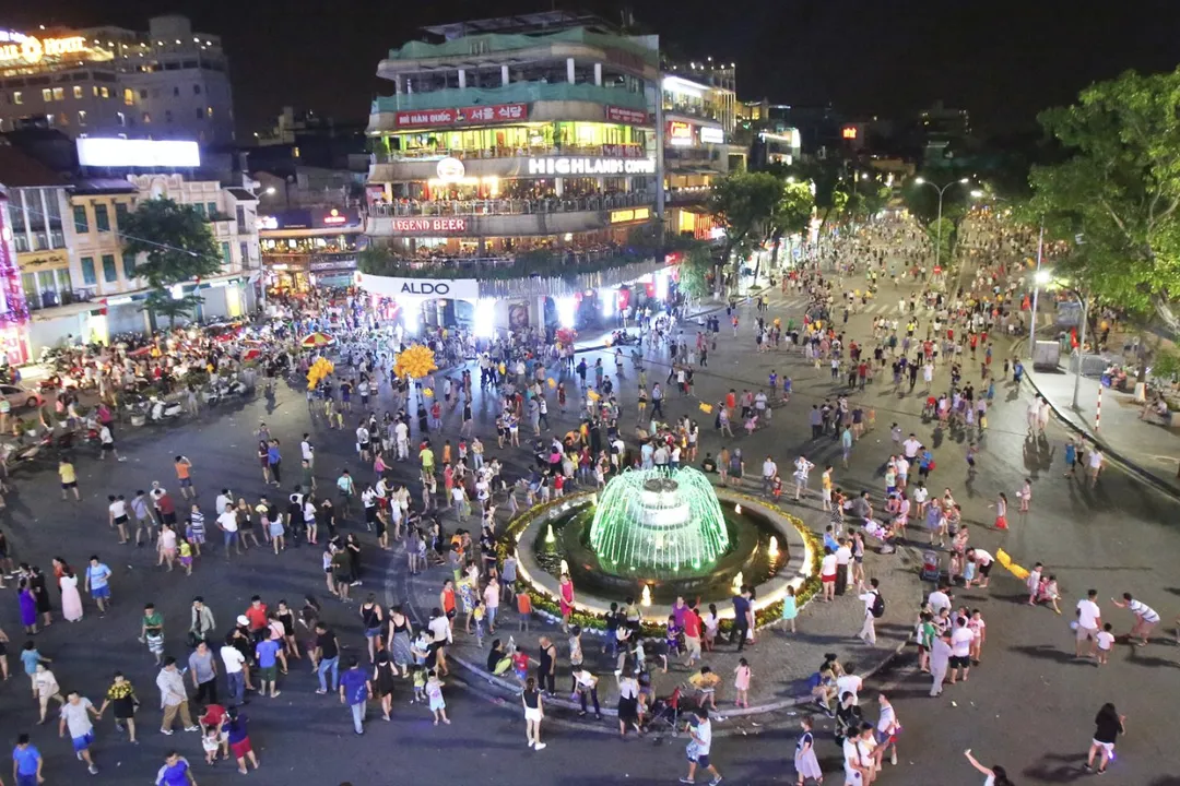 The area around Hoan Kiem Lake at night