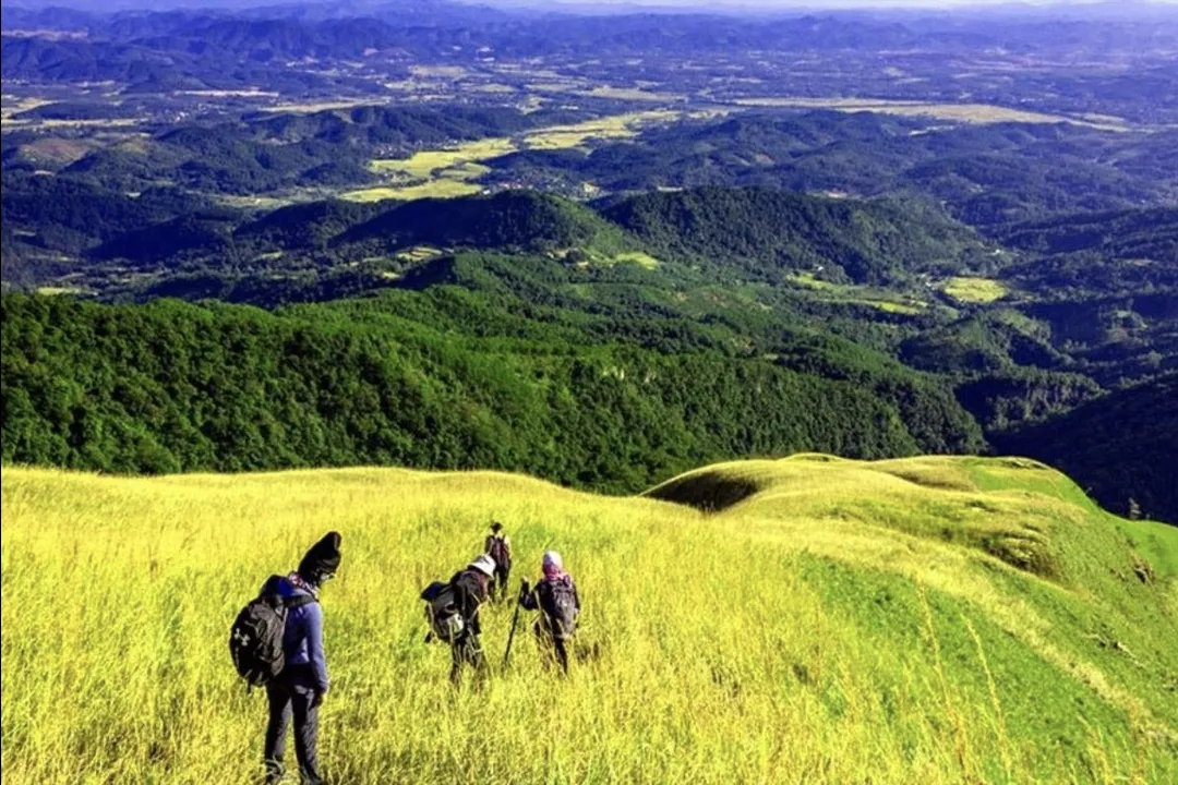 Tourists on the trekking route