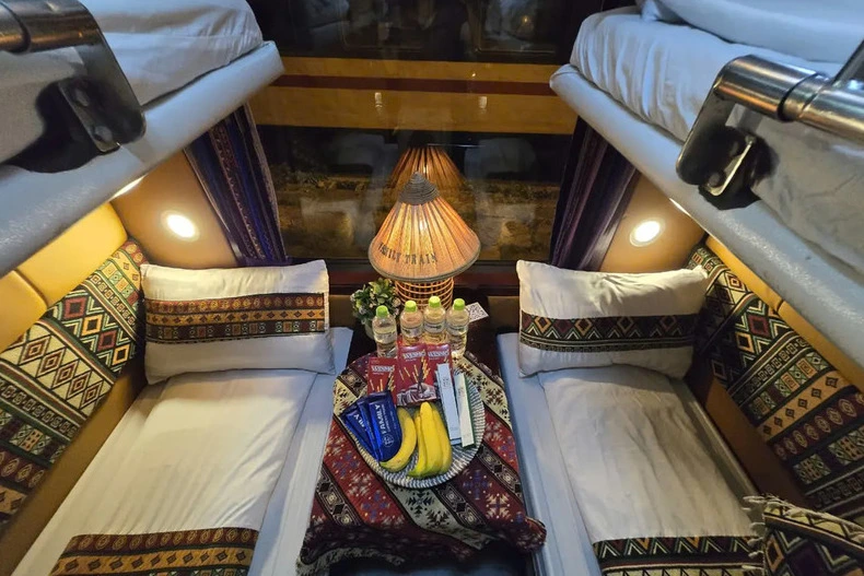 Deluxe 4-berth cabin Family Express train Hanoi to Sapa