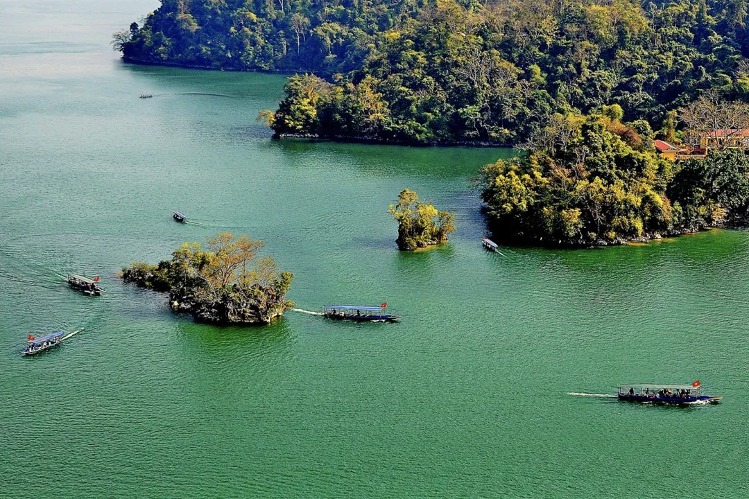 The dry season (from October to April) is the ideal time to travel to Ba Be.