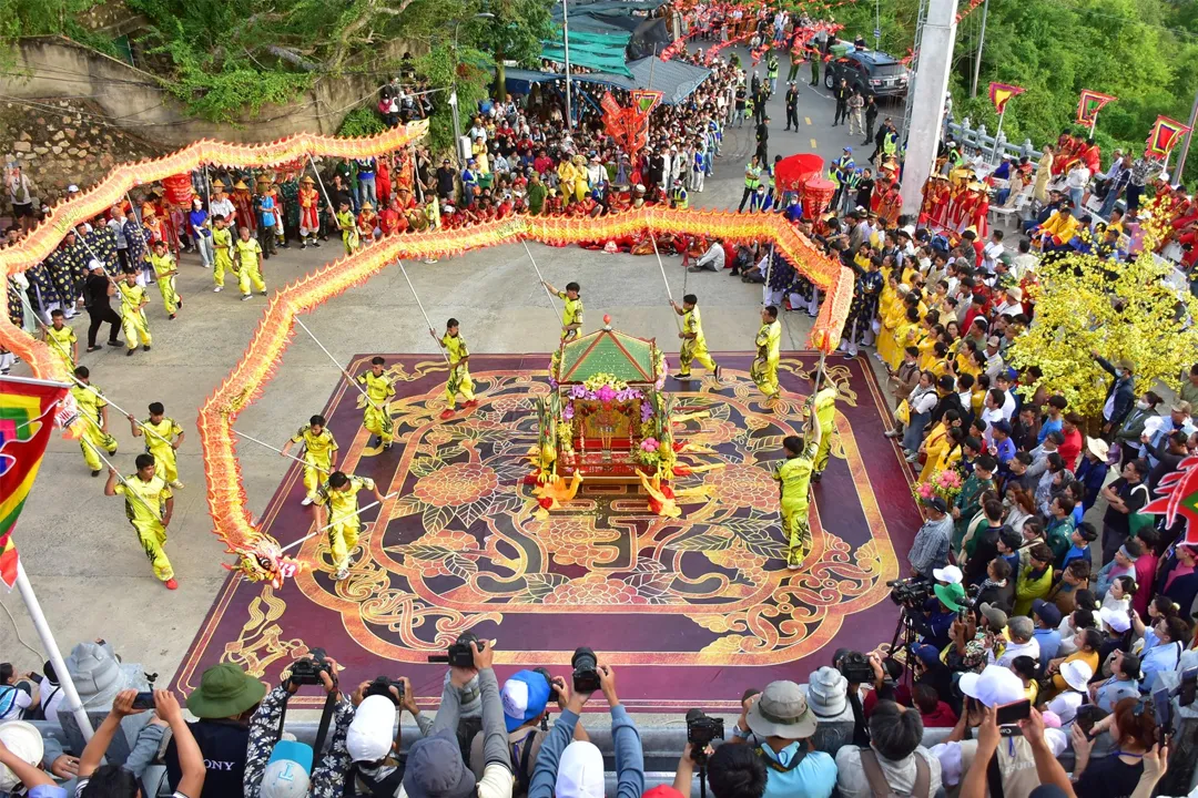 The procession of the Ba Chua Xu statue