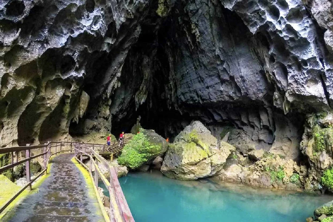 The Bright Cave (Hang Sang)