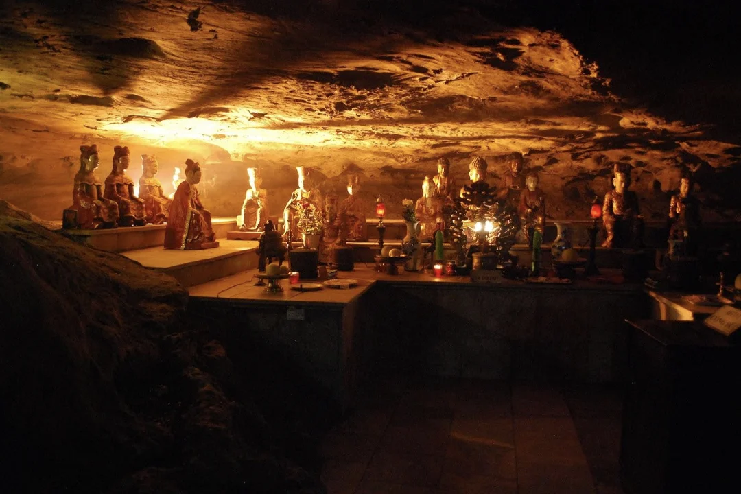 The Dark Cave (Hang Toi)