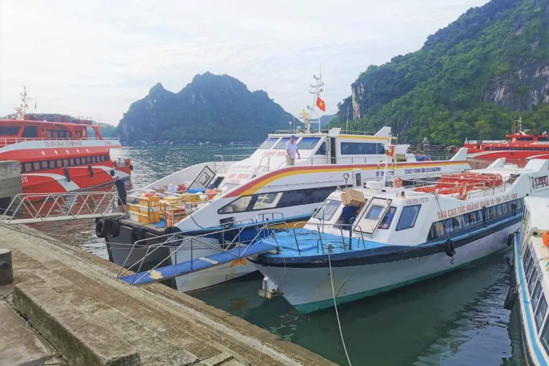 Speed-boat to Quan Lan
