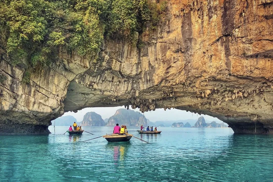 Boat tour of Bai Tu Long Bay