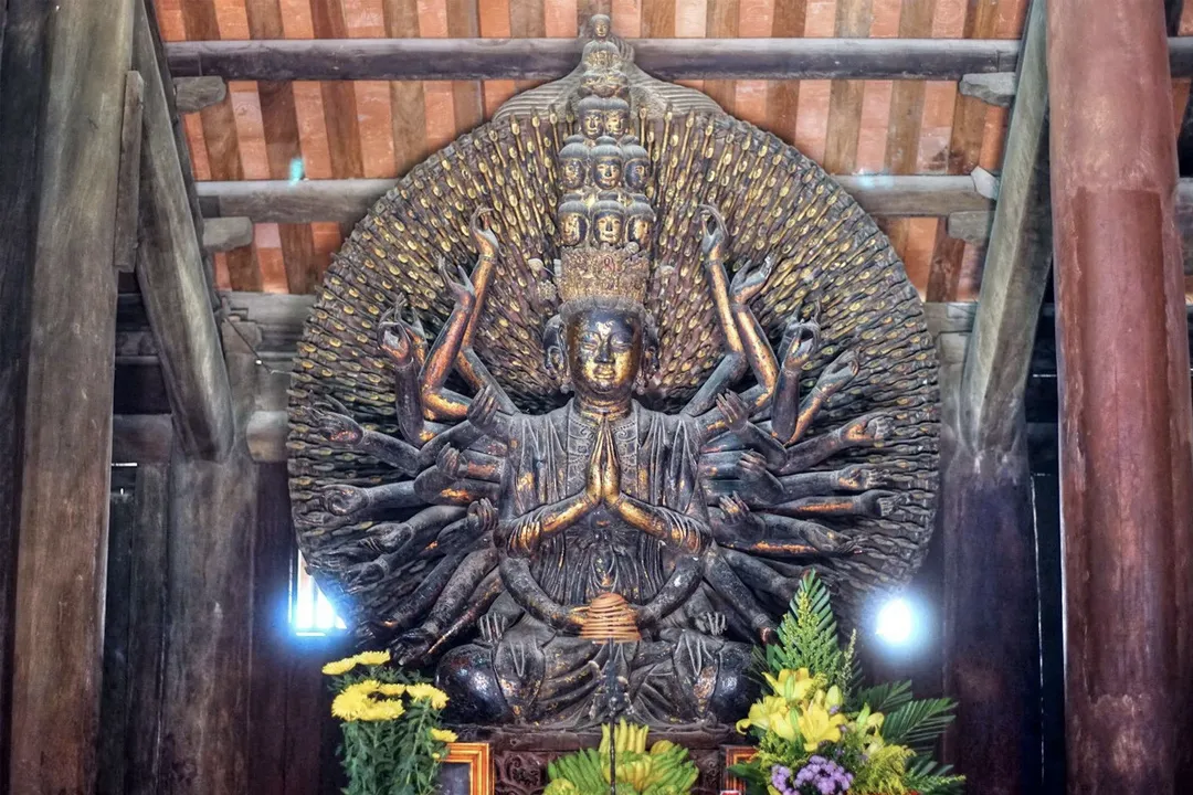 The statue of Avalokiteshvara with a thousand eyes and a thousand hands at But Thap Pagoda, Bac Ninh.
