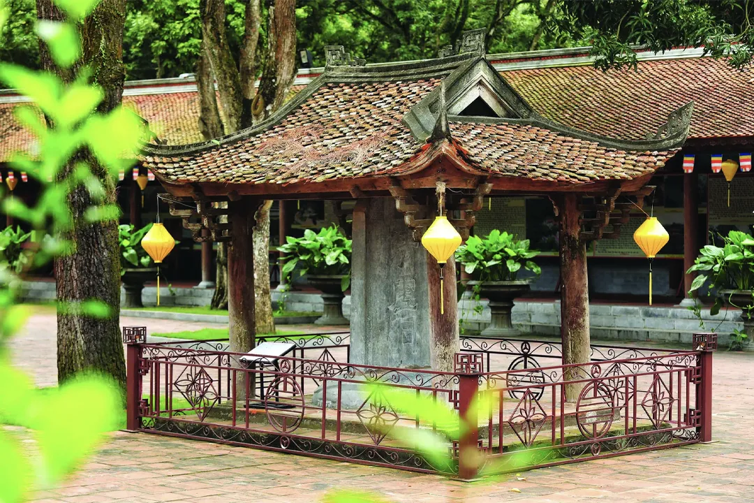 The Thanh Hu Dong stele in the courtyard of Con Son Pagoda bears the royal inscription of King Tran Due Tong. The Thanh Hu Dong stele was designated a National Treasure in 2015.