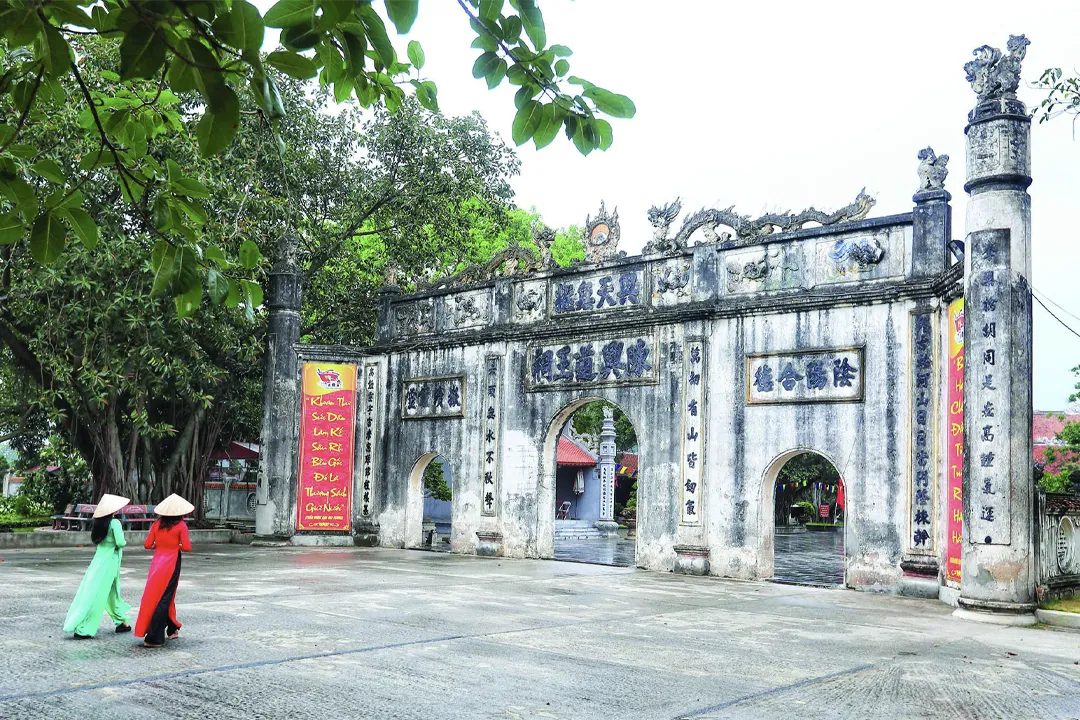 The beauty of the triple-arched gate at the Con Son - Kiet Bac historical site
