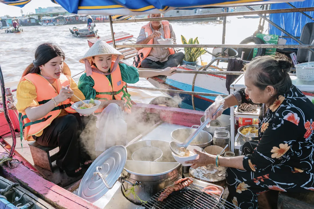 Noodle soup on a boat - one of the must-try specialties when visiting Cai Rang Floating Market