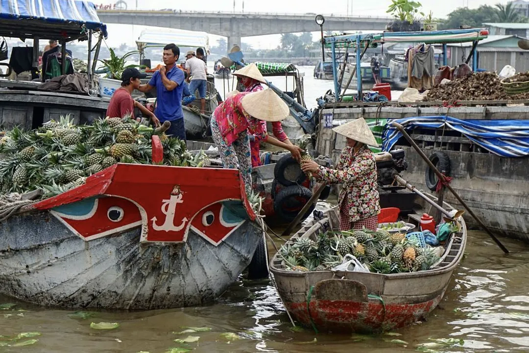 Vendors transferring goods onto their boats