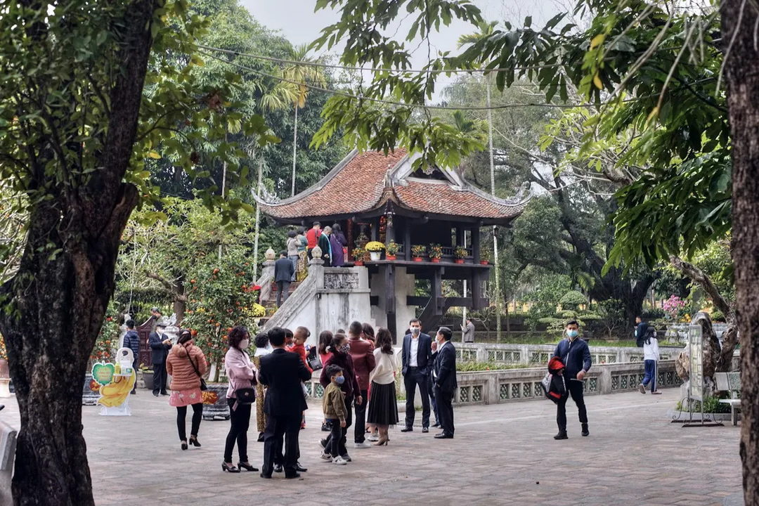 Tourist visits One Pillar Pagoda