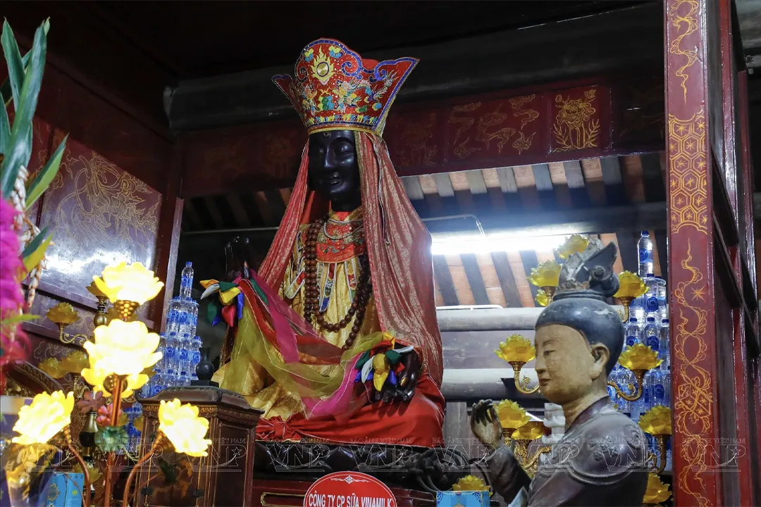 Statue of the goddess Man Nuong at Dau Pagoda