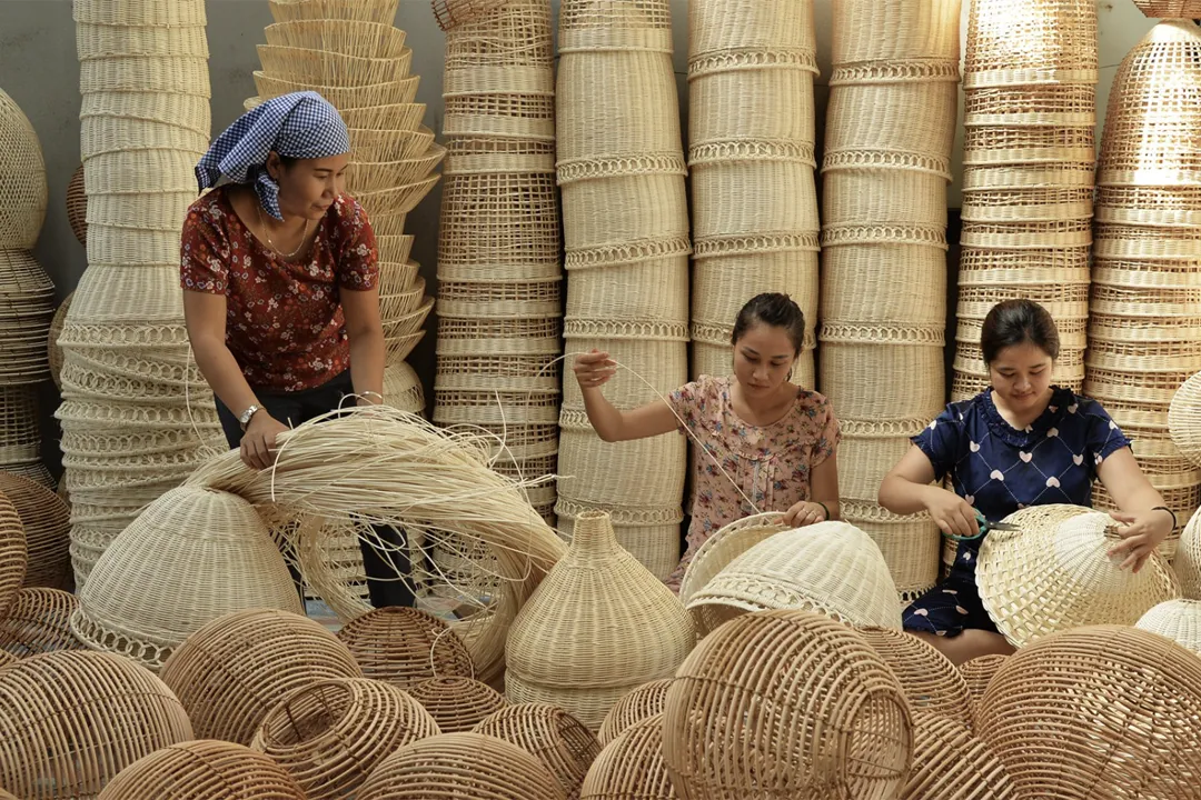 Weaving water hyacinth
