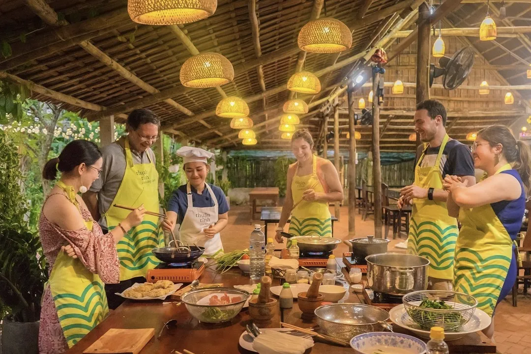 Tourists learn to cook Vietnamese dishes.