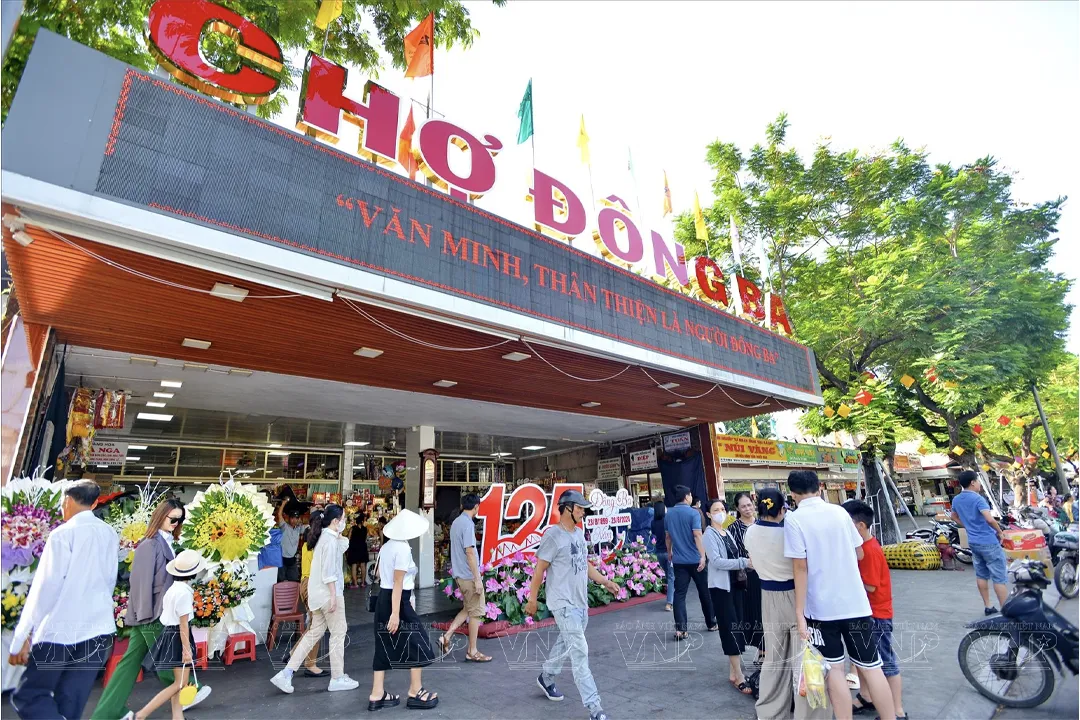 Dong Ba Market