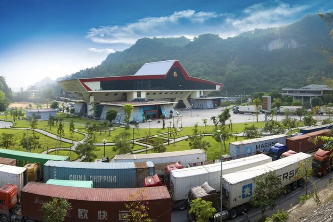 Customs clearance hours at Huu Nghi border gate.