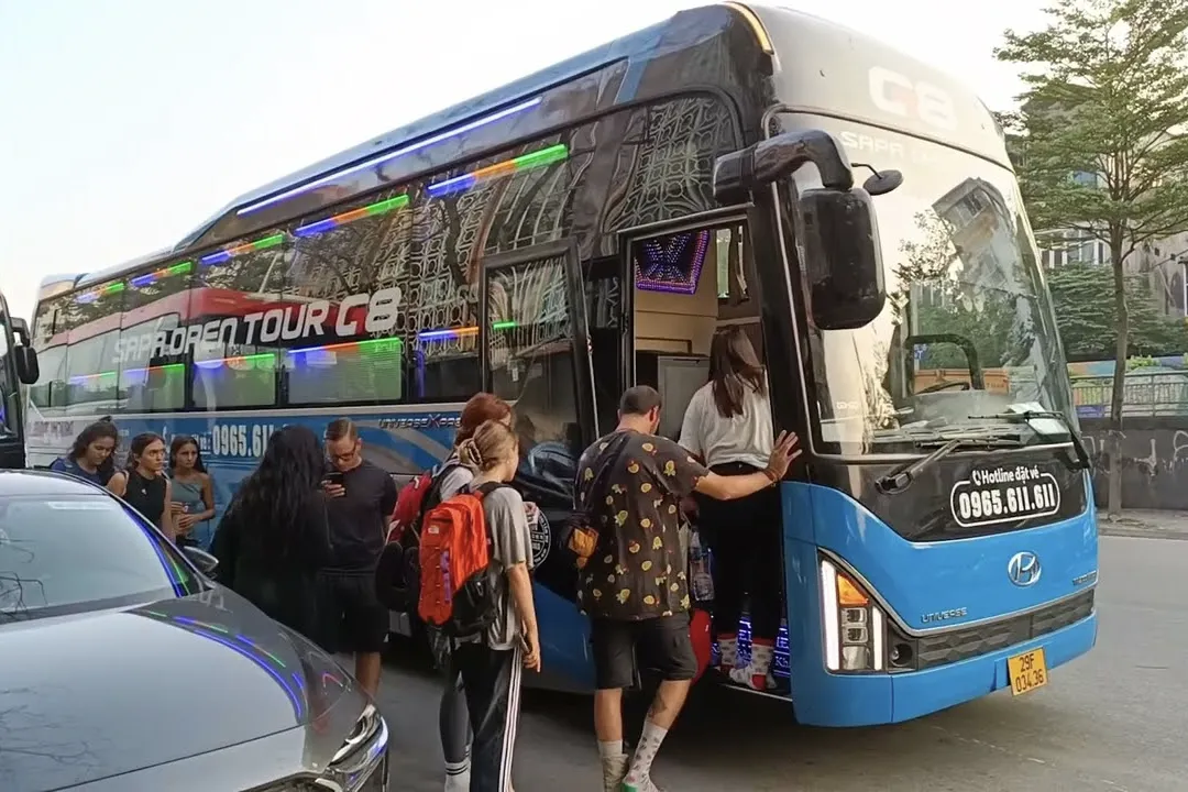 G8 Open Tour Cabin Bus