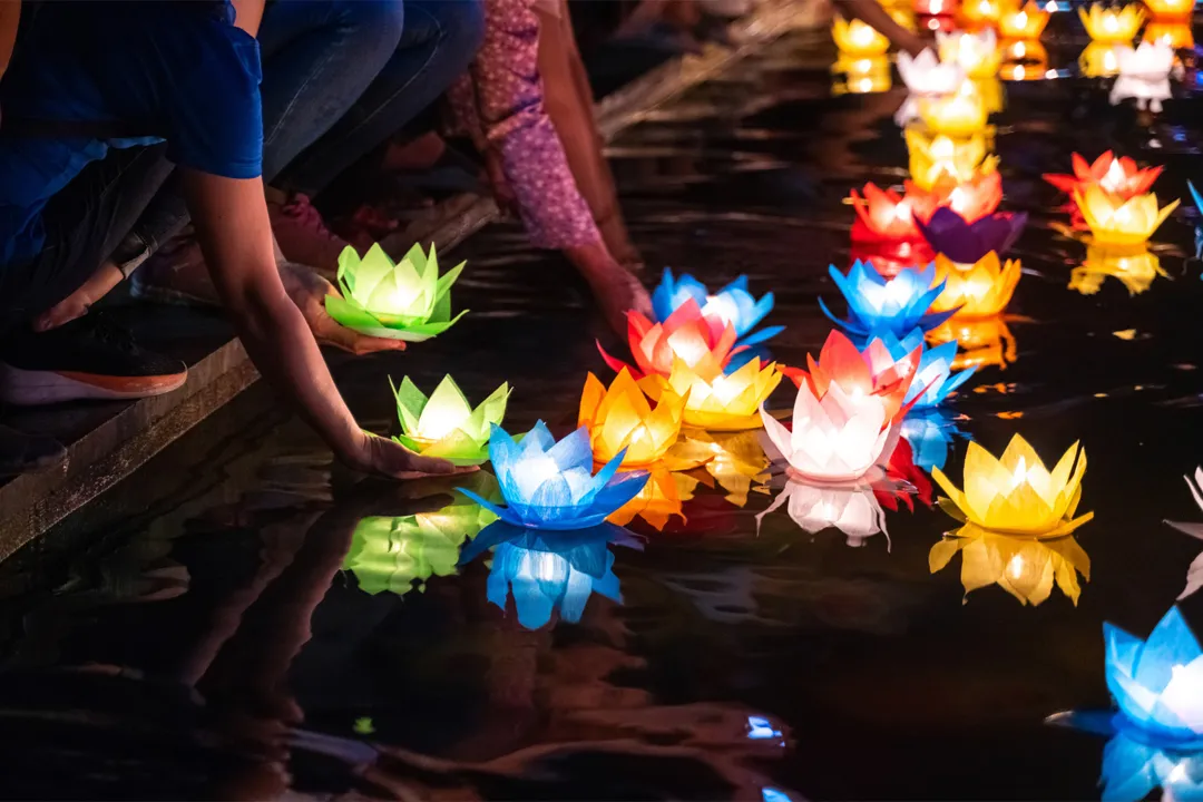Release flower lanterns on the Hoai River