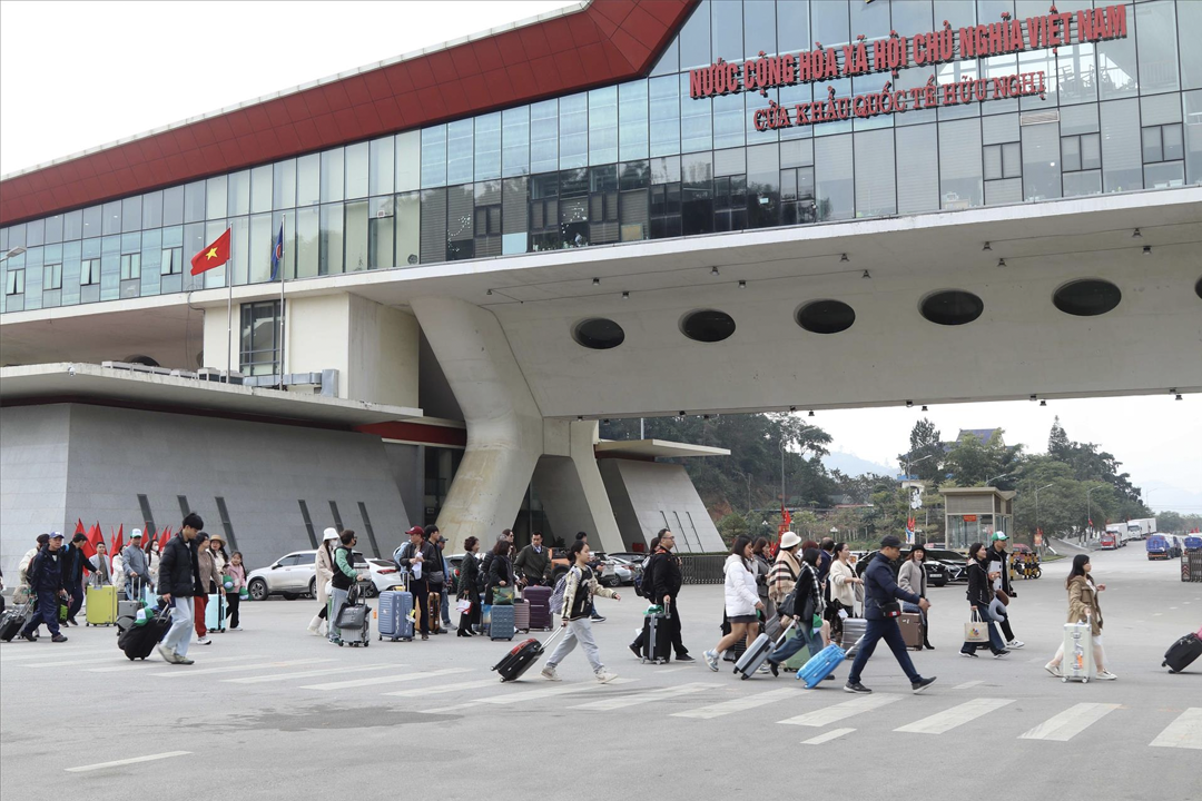 Huu Nghi Border Gate