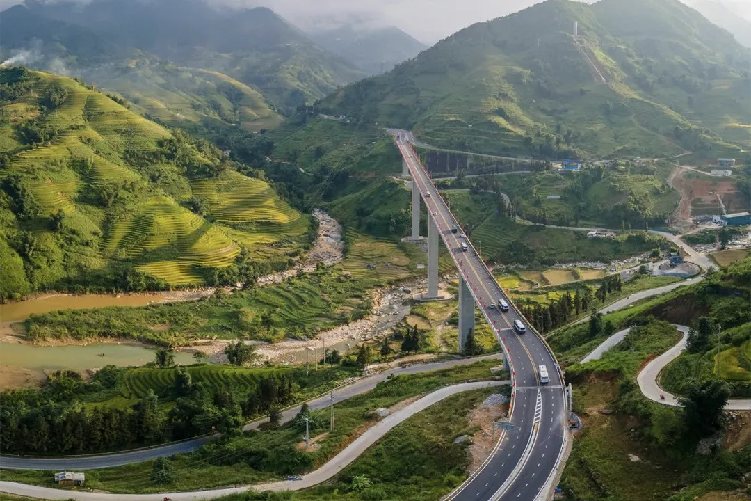 The Hanoi - Lao Cai Expressway is a great way to save time when traveling from Noi Bai Airport to Ha Giang.