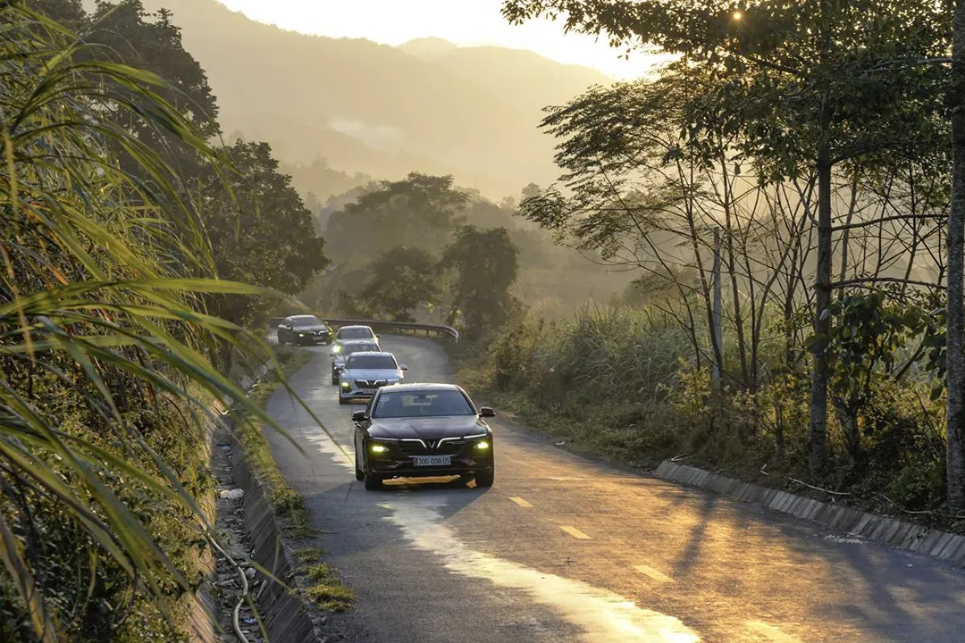 Hiring a private car allows you to have a more flexible schedule, with the ability to choose your stops as you wish.