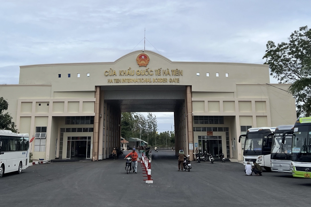 Ha Tien border gate is located in Ha Tien town, Kien Giang province, opposite Prek Chak border gate in Kampot province, Cambodia.
