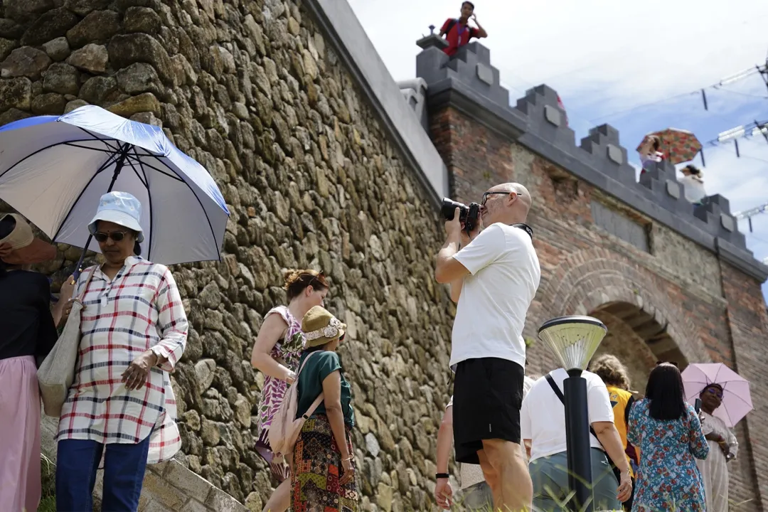 Tourist vistit Hai Van Pass
