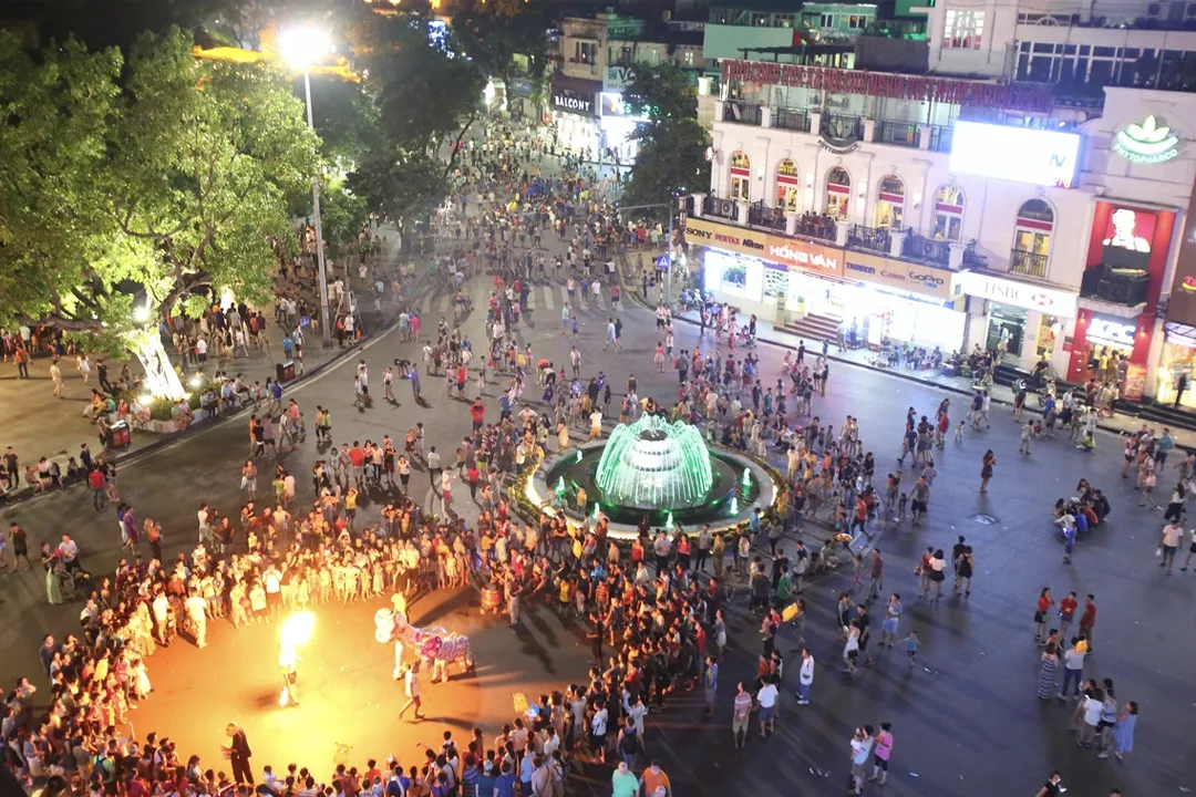 Hoan Kiem Lake nearby at night