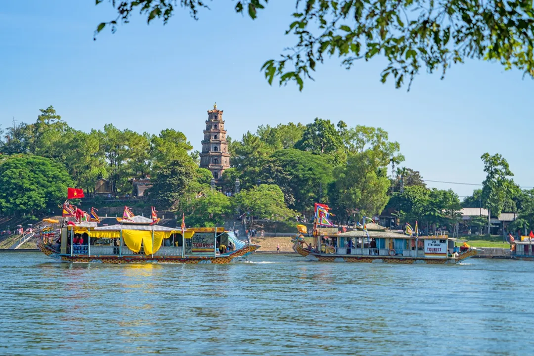 The procession stops to pay respects in front of Thien Mu Pagoda.
