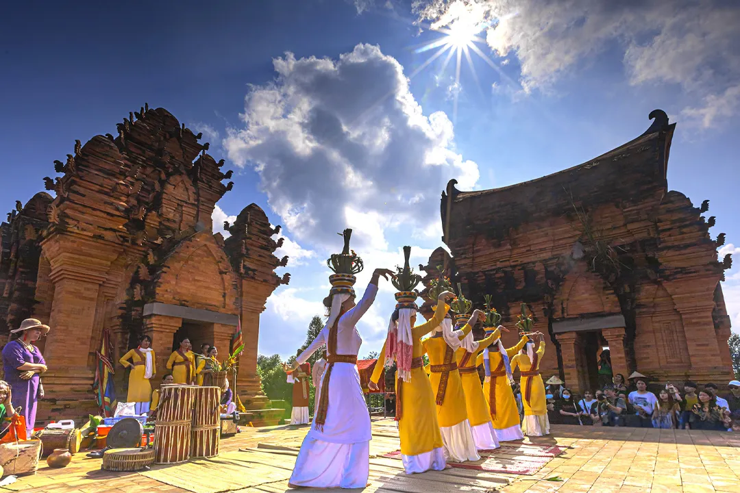 Fan dance (Tamia tadik) on festival