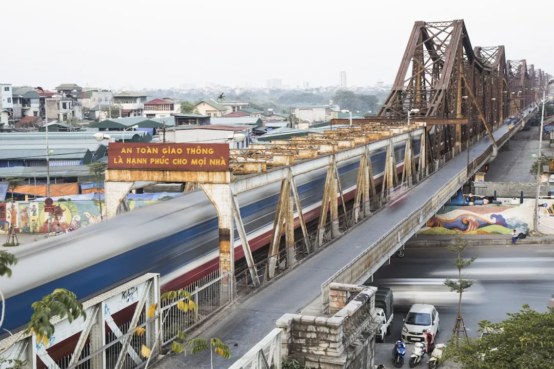 Long Bien Bridge - Train cross over