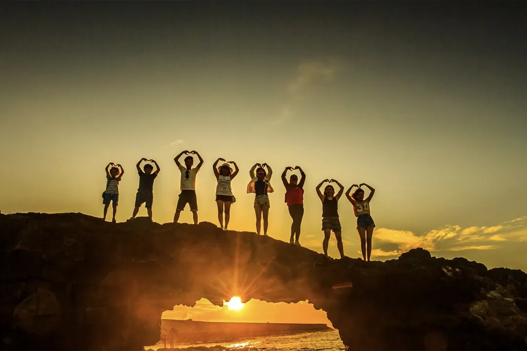 Tourists take souvenir photos at To Vo Gate.