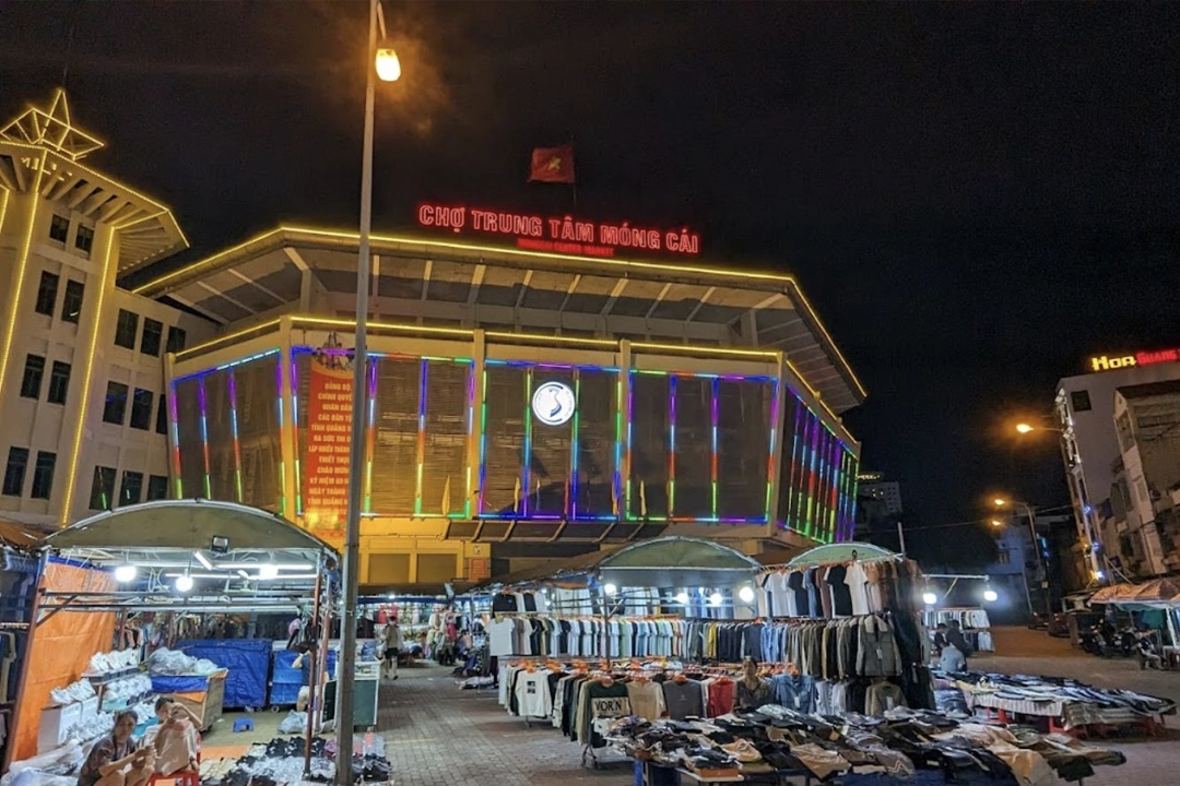Mong Cai Market is an essential stop; it is a vibrant hub where you can find everything from dried seafood specialties and tropical fruits to a vast array of imported Chinese goods.