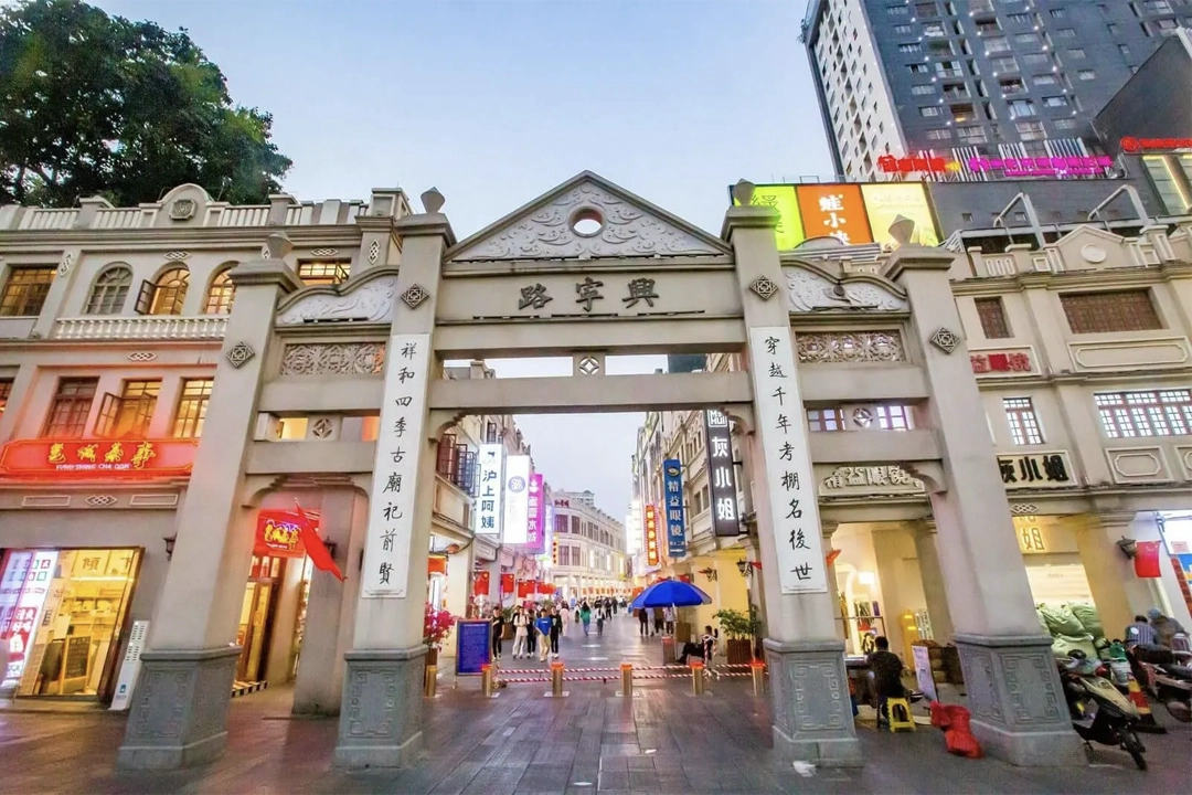 Dongxing (China) is a county-level city in Fangcheng Port, Guangxi, located near the border with Mong Cai (Vietnam), and is a bustling tourist and trading hub.