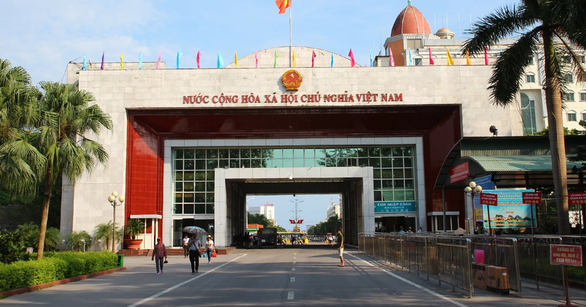 Mong Cai–Dongxing crossing is a key gateway for those looking to transition between the stunning landscapes of Hạ Long Bay and the dynamic cities of southern China, particularly Nanning.