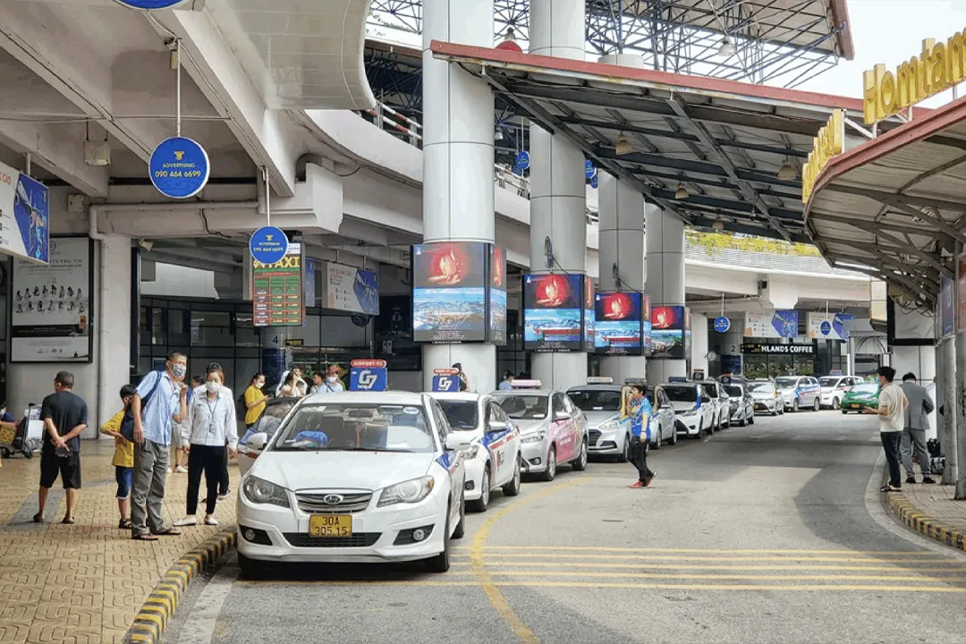 The hour you save by choosing the right transport is an hour you can spend in quiet reflection at the gate, rather than in anxious calculation on a crowded road