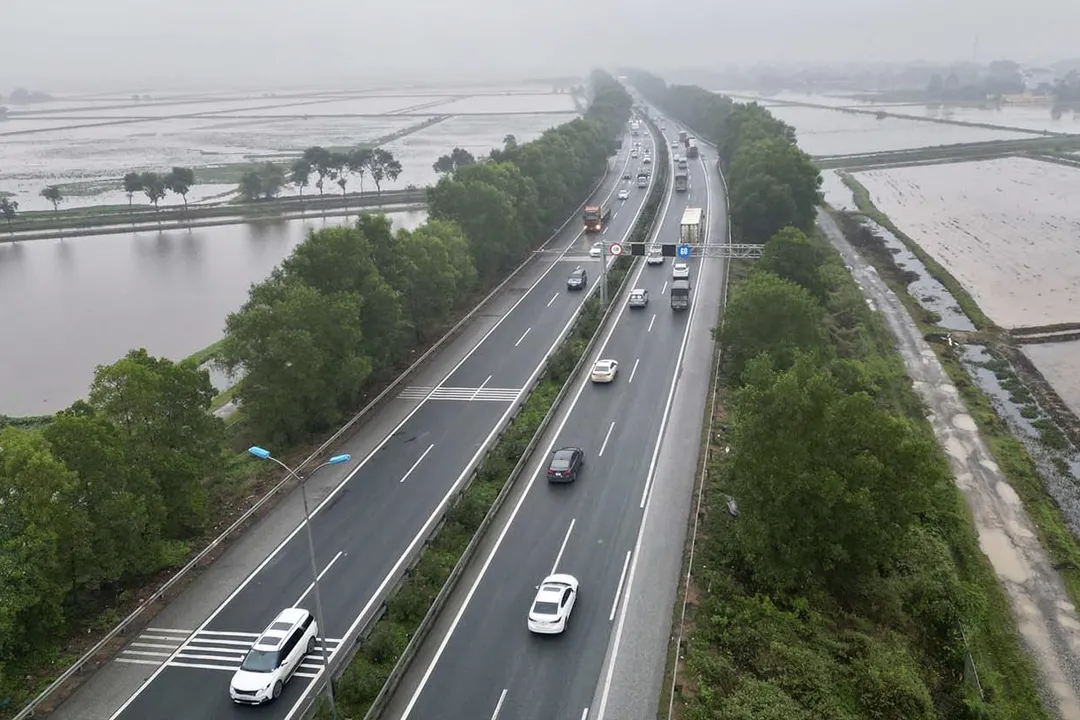 The actual road distance from the center of Hanoi to Ninh Binh city is approximately 95 to 100 kilometers