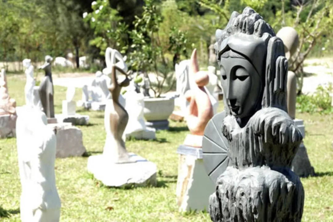 Non Nuoc handicraft village is famous for its products made from stone and precious gems.