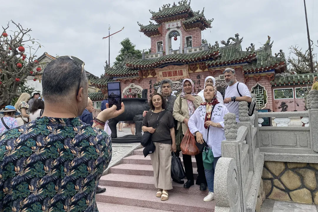 Taking photo at Phuc Kien Assembly Hall