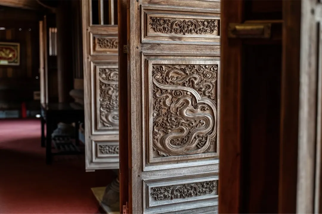 Vietnamese traditional patterns on the pagoda gate