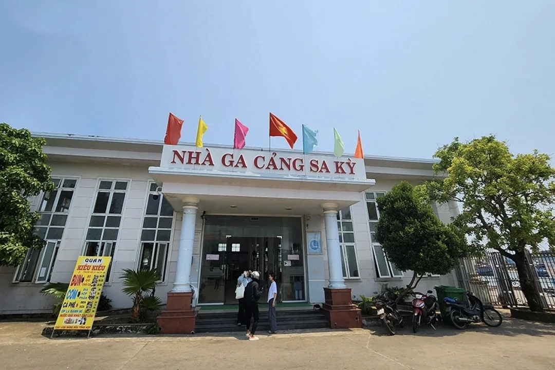 Passengers at Sa Ky port