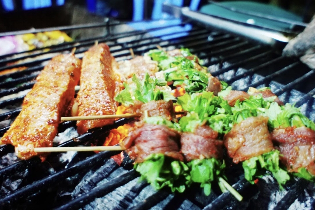 Beef rolls with vegetables, one of the popular street foods in Lao Cai.
