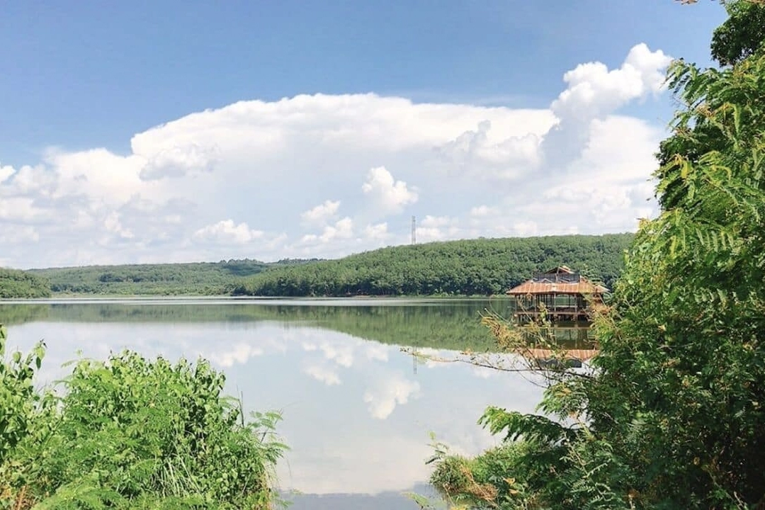 Suoi Lam Lake