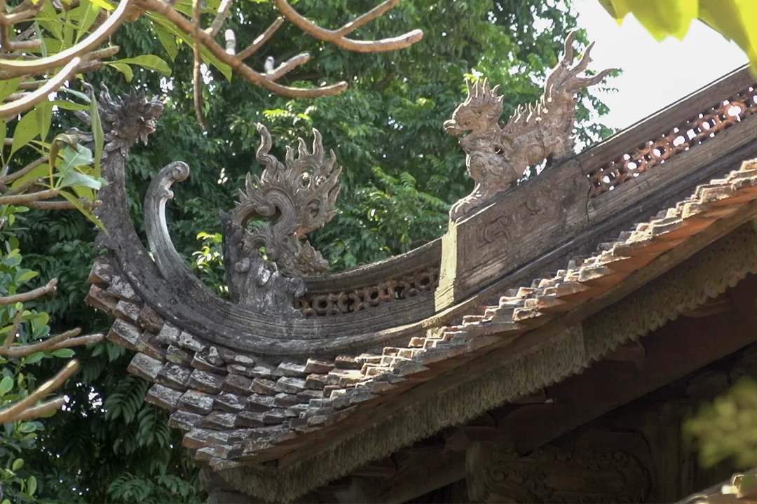Patterns on the roof of Tay Phuong Pagoda