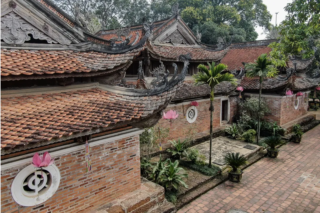 Tay Phuong Pagoda grounds