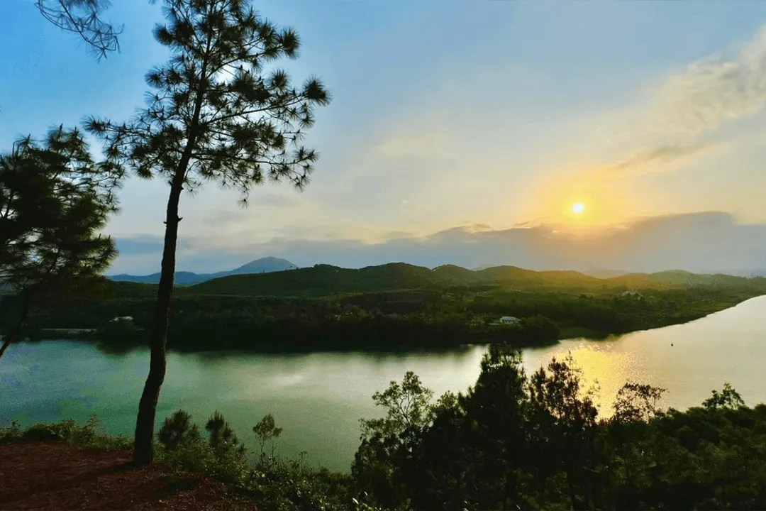 This is one of the most beautiful places to watch the sunset in Hue.
