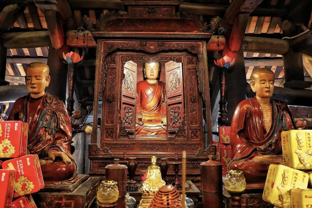 The set of statues of the Three Patriarchs of Truc Lam, dating back to the 19th century, consists of three statues: the First Patriarch, Emperor Tran Nhan Tong; the Second Patriarch, Phap Loa; and the Third Patriarch, Huyen Quang. Among them, the statue of the First Patriarch, Emperor Tran Nhan Tong, is 0.85m tall and weighs approximately 60kg. It is carved from a single block in the style of Emperor Tran Nhan Tong meditating on a square wooden base in a relaxed posture, wearing a nine-colored robe.