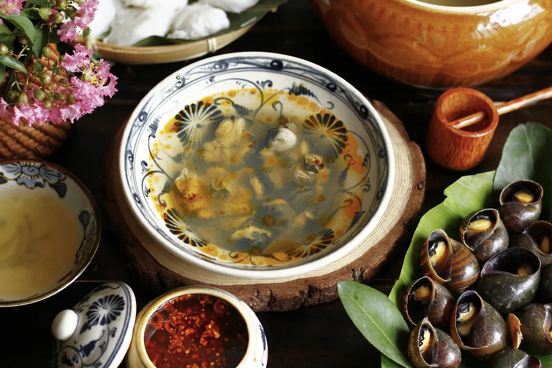 Cold-served rice noodle with snail